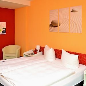 Zimmer mit Kingsize-Bett